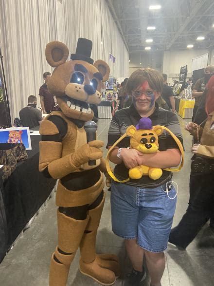 Pic of me (crying child) and a freddy cosplayer for FanX 2021. It was so much fun : r ...