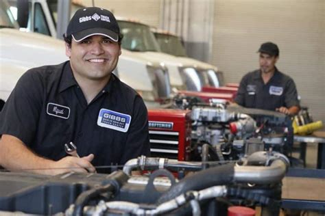 Diesel Mechanic Schools & Training | TruckingCompanies.org