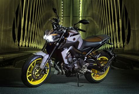 2017 Yamaha MT-09 updated for the new year - now with LED lights ...