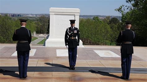 Tomb of the Unknown Soldier changing of the guard - YouTube