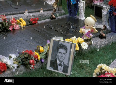 Usa Memphis Tennessee Elvis Presley Gravesite Graceland Cemetery Stock ...