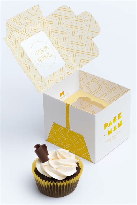 Free Cake Box PSD Mockup - mockups design Packaging