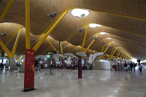 Madrid Barajas Airport's Terminal 4 - NAVJOT SINGH - MARKETER, WRITER & EDITOR 雷辛格 - 作者, 市场