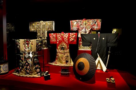 What's up! trouvaillesdujour: The Art of KABUKI; Japanese Theatre Costumes