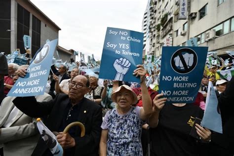 Tens of thousands rally for Taiwan independence vote