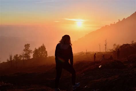 NIGHT HIKING AT KAWAH LJEN VOLCANO, INDONESIA | We Are Travel Girls