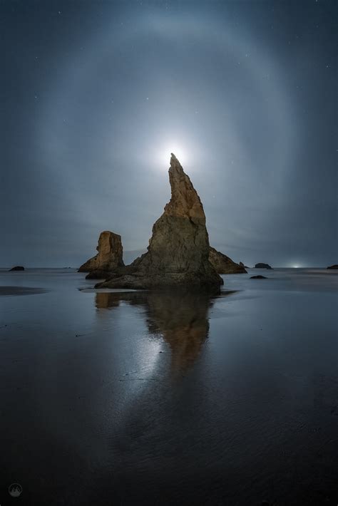 Edwin Martinez Captured Stunning Lunar Halo from Oregon Coast