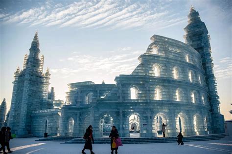 Harbin's snow park transformed into magical real-life ice kingdom | Online Version