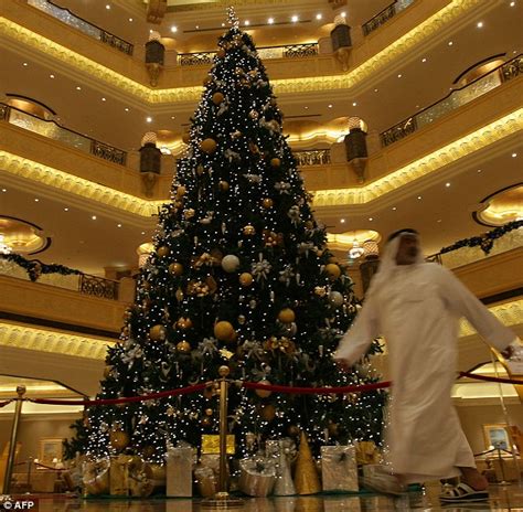 £7m Christmas tree: Abu Dhabi Emirates Palace hotel unveils fir draped in diamonds | Daily Mail ...