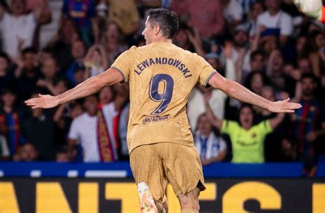 Robert Lewandowski dedicates his first Barcelona goals to late father