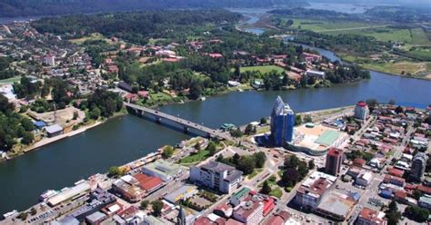 VIsta Aérea de parte del centro y parte de la Isla Teja, unidos por el puente Pedro de Valdivia ...