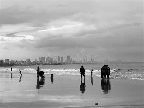 Sunset at Versova Beach and the Arabian Sea, Mumbai Editorial Stock ...