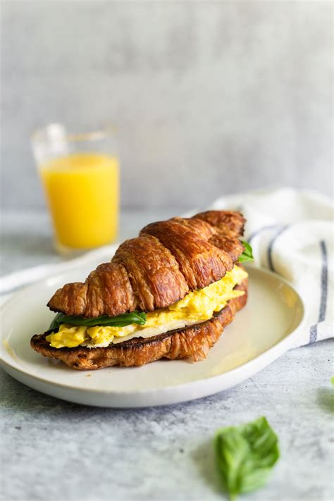 croissant-breakfast-sandwich-08 - Food Banjo