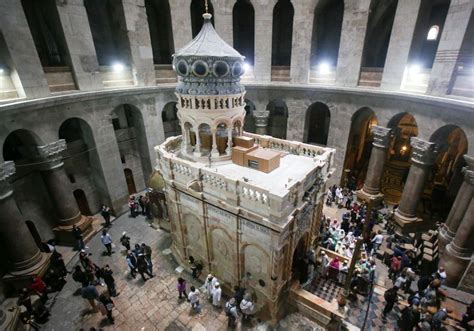 Thousands gather to see restored site of Jesus’s tomb in Jerusalem ...