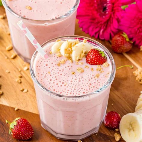 THE BEST STRAWBERRY BANANA SMOOTHIE | The Country Cook