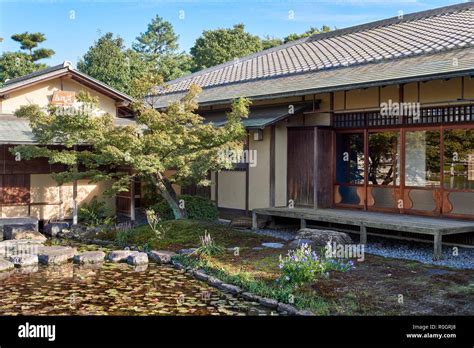 Traditional japanese house hi-res stock photography and images - Alamy