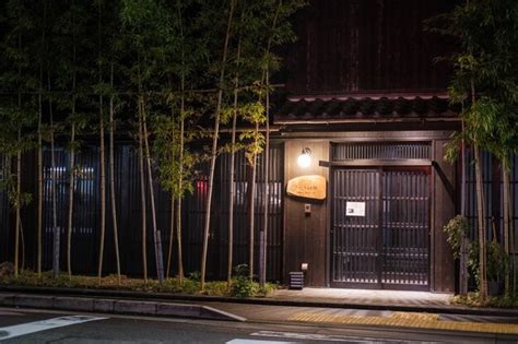 Premium Photo | Night street in kyoto japan