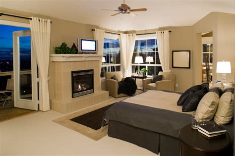 50 Impressive Master Bedrooms with Fireplaces (Photo Gallery)