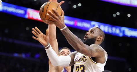 LeBron James becomes first NBA player to score 40,000 points - Los ...