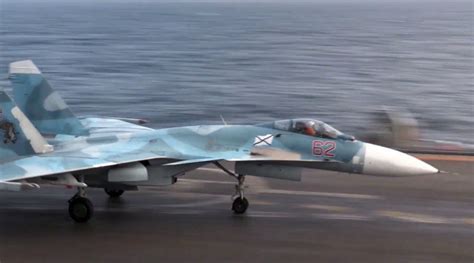 Russian Su-33 skids off Admiral Kuznetsov aircraft carrier — Puppet ...