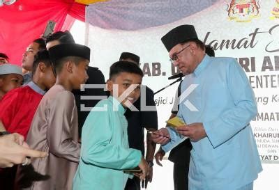 ANWAR IBRAHIM SOLAT JUMAAT DI MASJID JAMIUL EHSAN KG KUBU GAJAH SG BULOH | KLiK