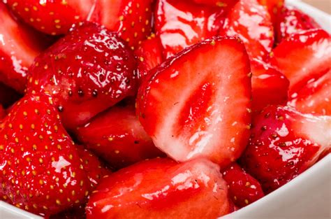 How to Make Strawberry Glaze - Insanely Good