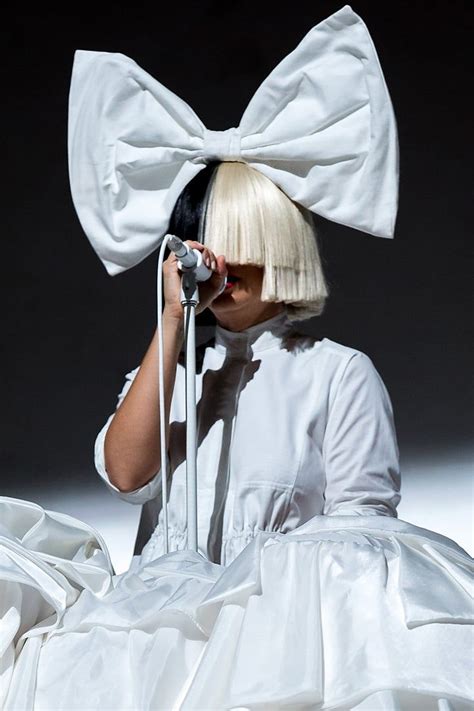 Why Sia Apologized For Her "Elastic Heart" Video | Sia cantante, Sia fotos, Artistas musicales