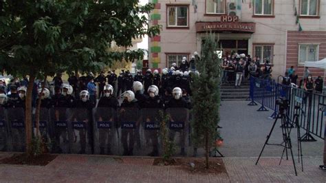 Protesting families slam HDP lawmaker for insulting them in front of party HQ in SE Turkey ...