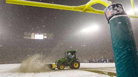 Green Bay snow piles up just in time to affect Packers-Seahawks game ...