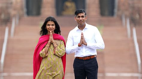 In Photos: UK PM Rishi Sunak & Wife Akshata Murthy Perform Aarti at Akshardham