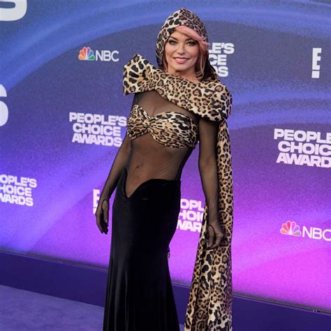 Shania Twain matches her 'That Don't Impress Me Much' style for 2022 People's Choice Awards ...