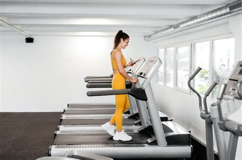 How To Walk On A Treadmill Incline Properly, According To Experts