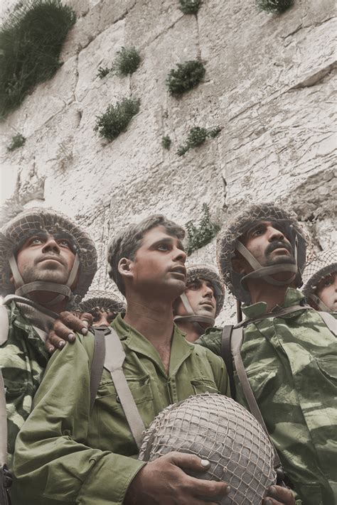 I colorized the photo of IDF paratroopers seeing the western wall for ...