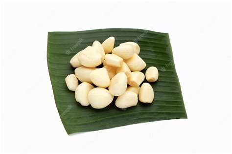 Premium Photo | Fresh garlic on banana leaf on white background