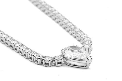 8.91 Carat VS G White Gold Tennis Necklace with Central Diamond Carat 1, 71 For Sale at 1stDibs