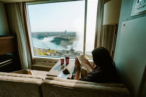 10 Best Hotels With a View of Niagara Falls [2023 Guide]