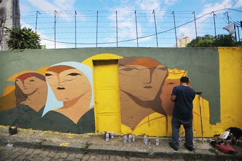 Street Artists create open air graffiti gallery in Rio's oldest favela ...