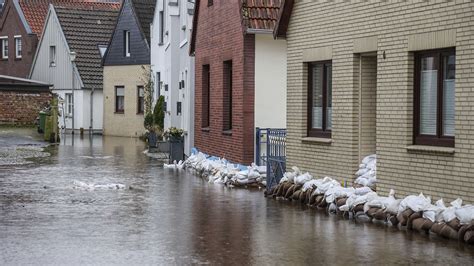 Germany and France remain on high flood alert | Euronews