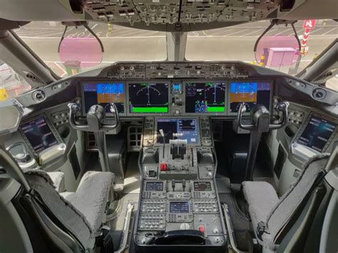 A Look Inside the Boeing 787 Dreamliner Flight Deck - The Points Guy