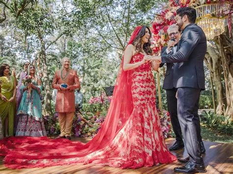 Farhan Akhtar and Shibani Dandekar release wedding photos | Filmfare.com