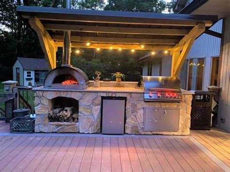 Outdoor Kitchen with Wood Fired Oven | Outdoor kitchen plans, Outdoor ...