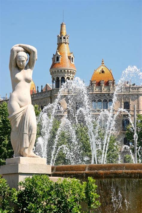 BARCELONA, SPAIN, 2006. Statue and fountain Placa de Catalunya 7117766 ...