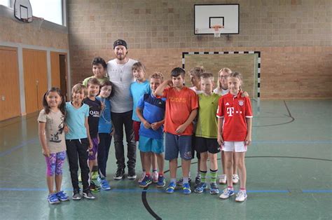 Philipp Grubauer hosts hockey clinic for kids in German hometown