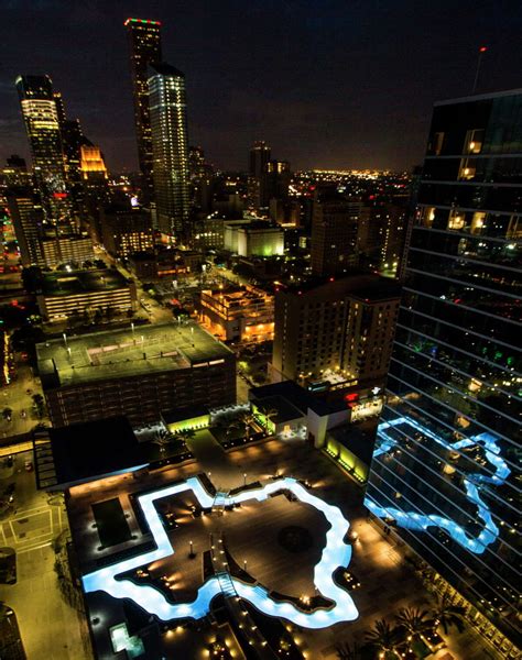 Marriott Marquis Houston debuts Texas-shaped pool in grand opening