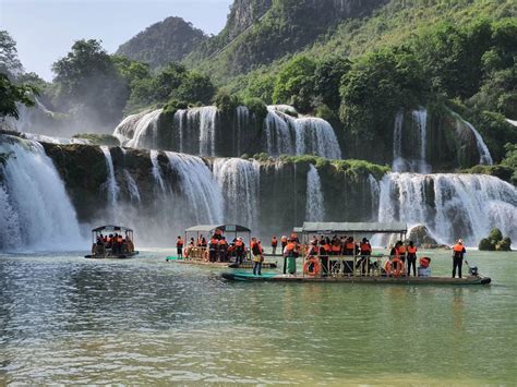 Thác Bản Giốc đổ nước đẹp trong kỳ nghỉ lễ – Thông tin chống phản động