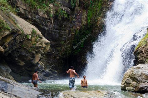 Ravana falls - las cataratas más amplias en sri lanka — Foto editorial de stock © Iryna_Rasko ...