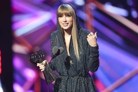 Taylor Swift Gives Fans 'Permission to Fail' in 2023 iHeartRadio Awards Speech