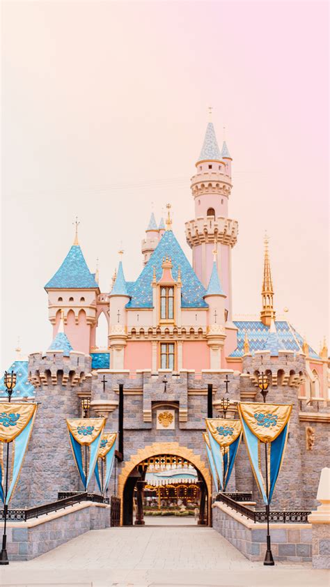 Tech Love 06: Dreamy Disneyland Wallpapers ~ Emmy Studio | Disneyland iphone wallpaper ...