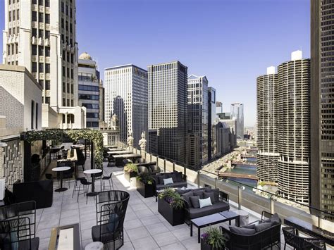 34 Best Rooftop Bars in Chicago to Check Out