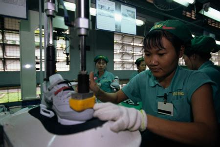 EU shoemakers drop call to extend Asia shoe tariffs